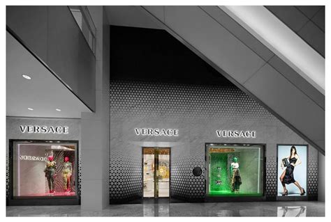 cina e versace|Versace Debuts New Beijing Flagship .